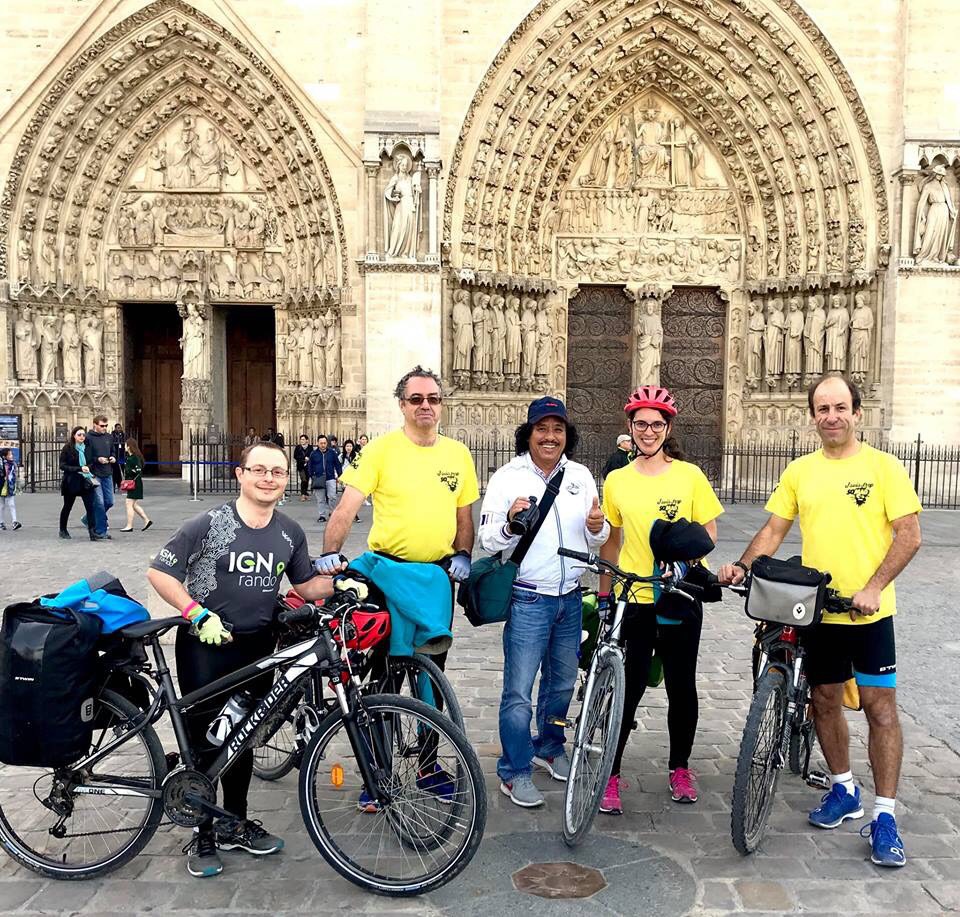 Nghệ sĩ bàng hoàng trước ngọn lửa bùng lên từ Nhà thờ Đức Bà Paris - Ảnh 3. Nghệ sĩ bàng hoàng trước ngọn lửa bùng lên từ Nhà thờ Đức Bà Paris - Ảnh 3.