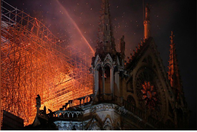 Clip:  Nhà thờ Đức Bà Paris bất ngờ bốc cháy dữ dội - Ảnh 2.