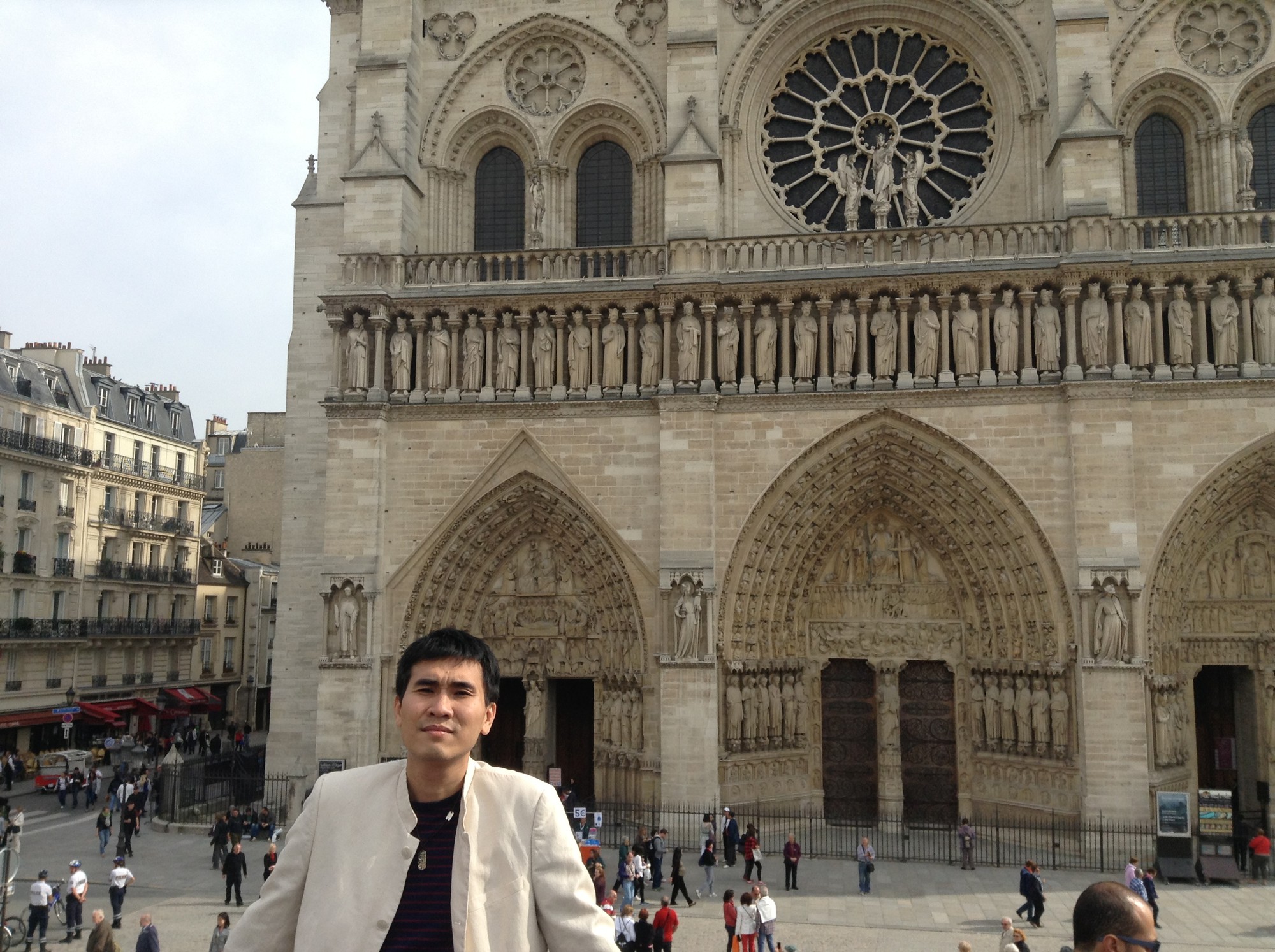 Nghệ sĩ bàng hoàng trước ngọn lửa bùng lên từ Nhà thờ Đức Bà Paris - Ảnh 4. Nghệ sĩ bàng hoàng trước ngọn lửa bùng lên từ Nhà thờ Đức Bà Paris - Ảnh 4.