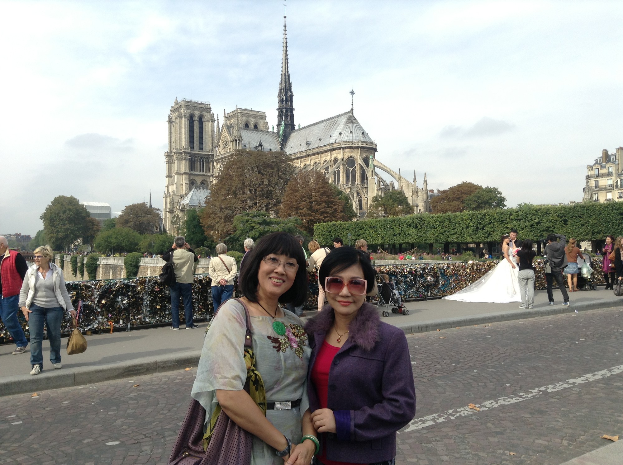 Nghệ sĩ bàng hoàng trước ngọn lửa bùng lên từ Nhà thờ Đức Bà Paris - Ảnh 1. Nghệ sĩ bàng hoàng trước ngọn lửa bùng lên từ Nhà thờ Đức Bà Paris - Ảnh 1.