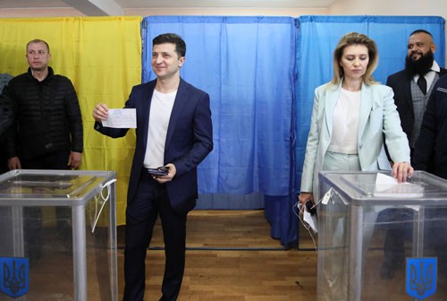 Bầu cử tổng thống Ukraine: Diễn viên hài Zelenskiy chắc thắng? - Ảnh 1.