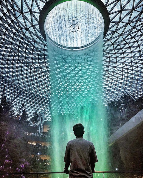 Du khách hào hứng check-in bên thác nước ở sân bay Changi - Ảnh 5.