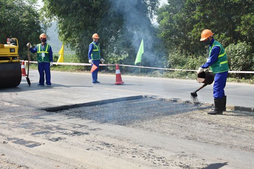 Hơn 30 công nhân dự thi duy tu, sửa chữa đường bộ giỏi - Ảnh 1.