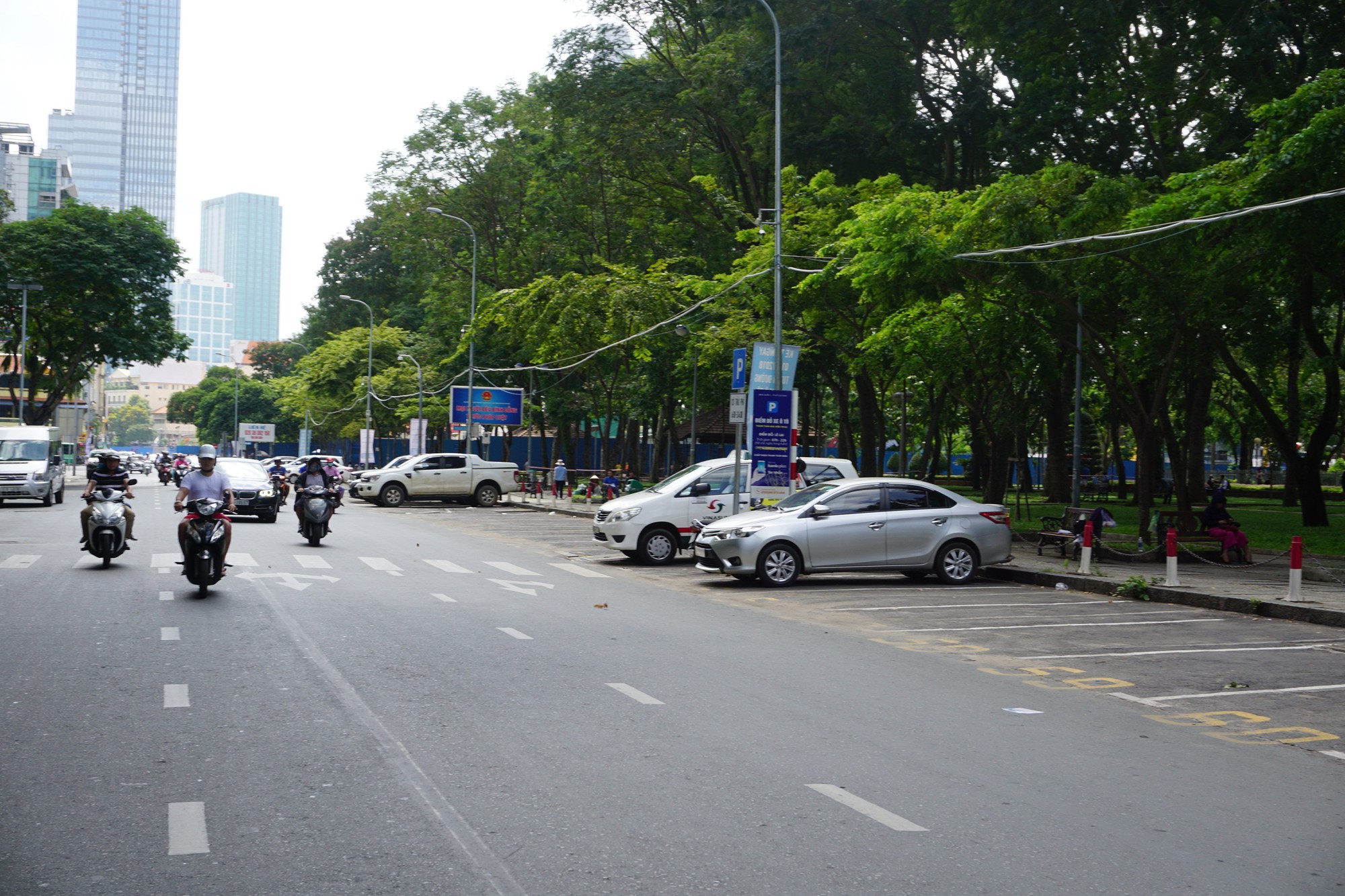 TP HCM: Thanh niên xung phong sẽ chủ trì thu phí ôtô đậu dưới lòng đường - Ảnh 2.