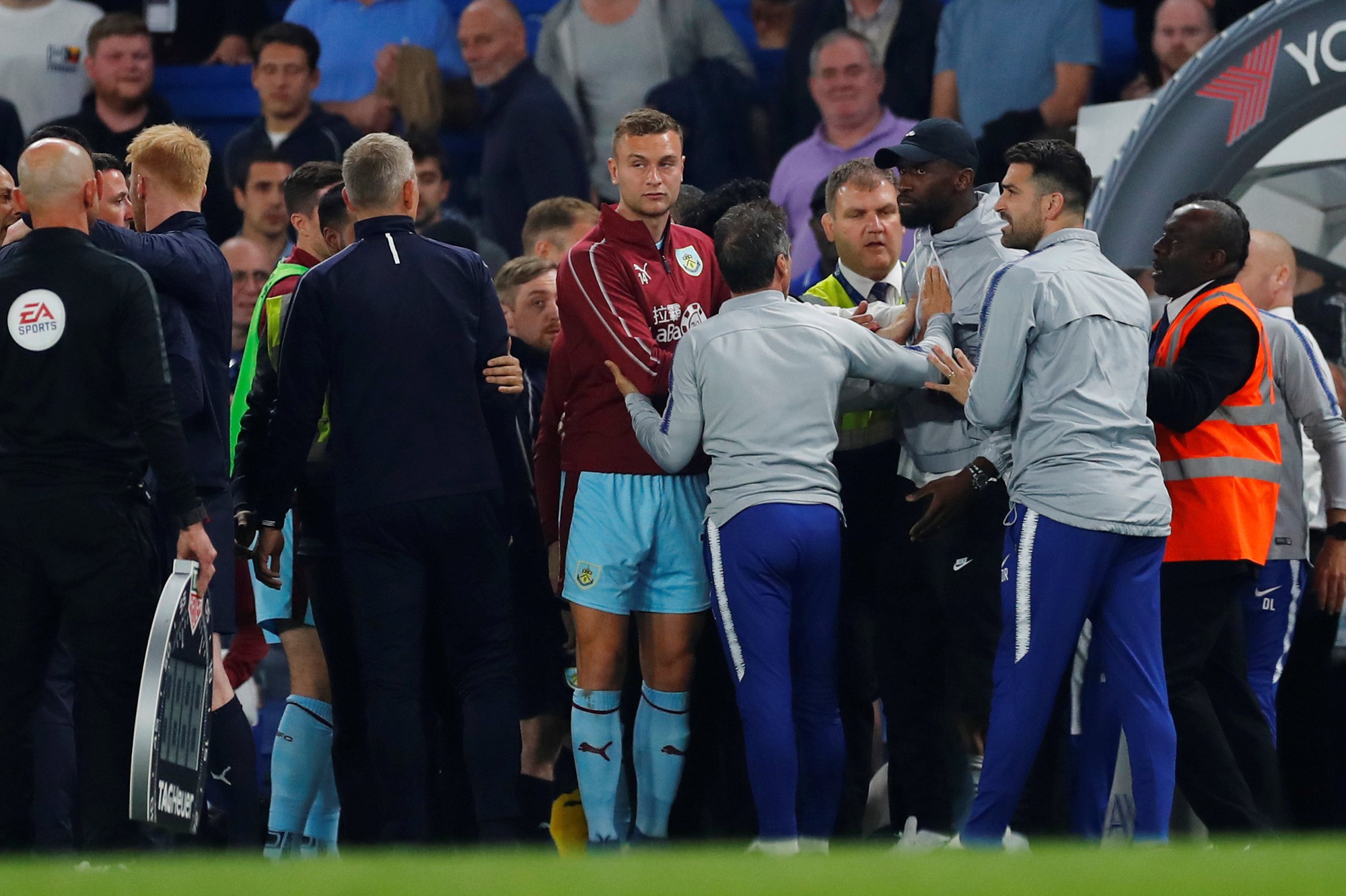 HLV Sarri bị đuổi, Chelsea vuột chiến thắng trước Burnley - Ảnh 6.