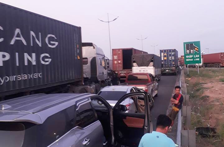 Đường cao tốc TP HCM - Trung Lương tê liệt thâu đêm - Ảnh 5.
