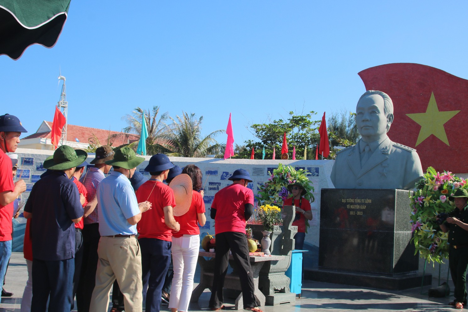 Đặc biệt lễ chào cờ ở Trường Sa của Việt kiều từ khắp nơi trên thế giới - Ảnh 17.