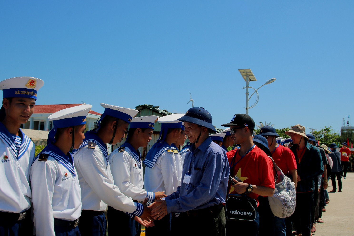 Đặc biệt lễ chào cờ ở Trường Sa của Việt kiều từ khắp nơi trên thế giới - Ảnh 4.