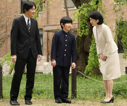 Cảnh sát Nhật truy tìm kẻ để 2 con dao gần bàn học của hoàng tử Nhật - Ảnh 1.