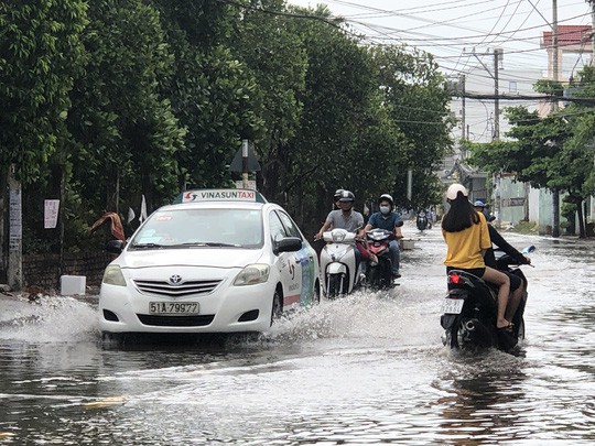 Khóc - cười sau cơn mưa vàng đổ xuống TP HCM - Ảnh 4.