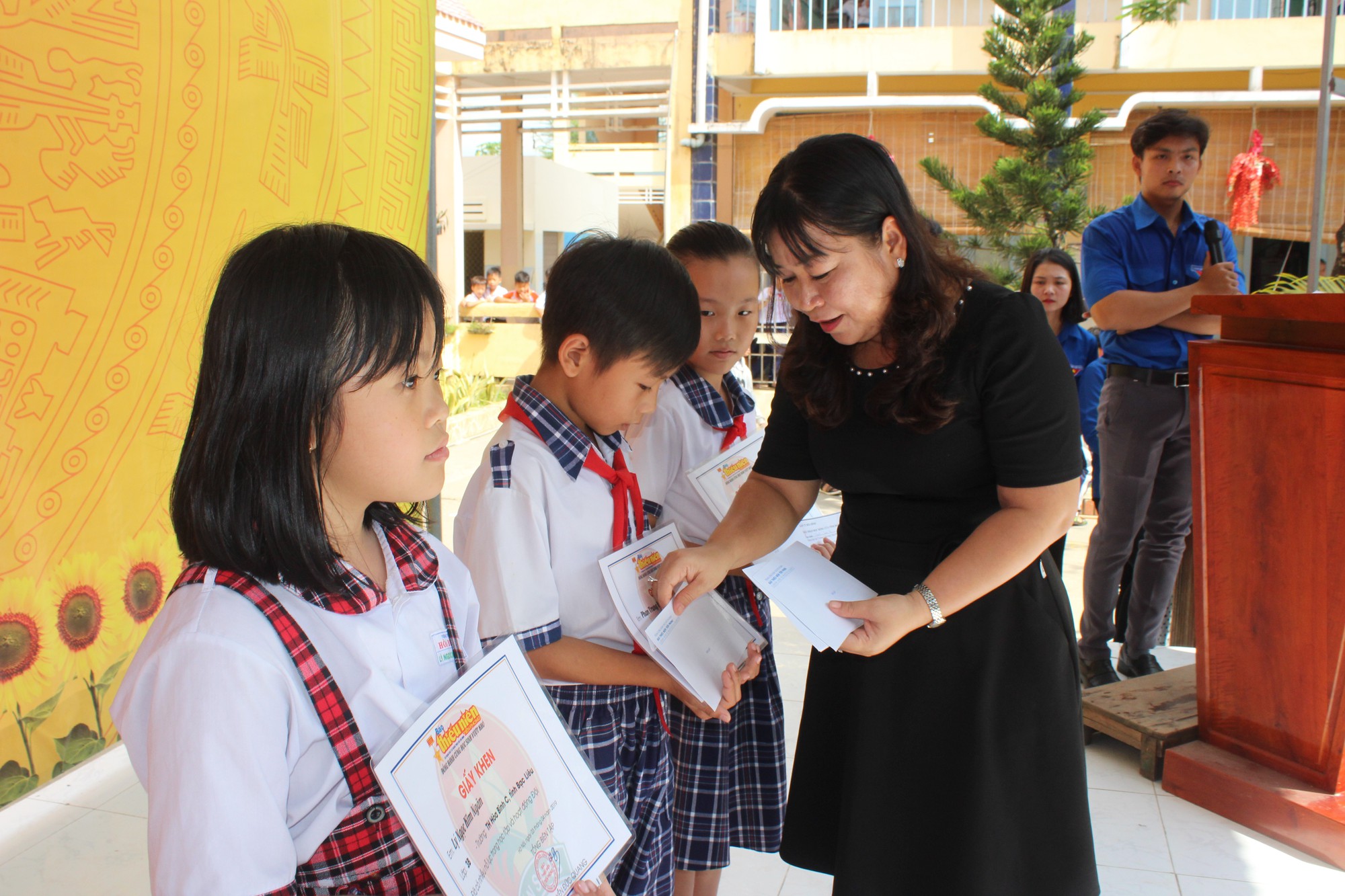 Tỉnh đoàn Bạc Liêu tặng hàng trăm phần quà cho học sinh nghèo hiếu học - Ảnh 3.