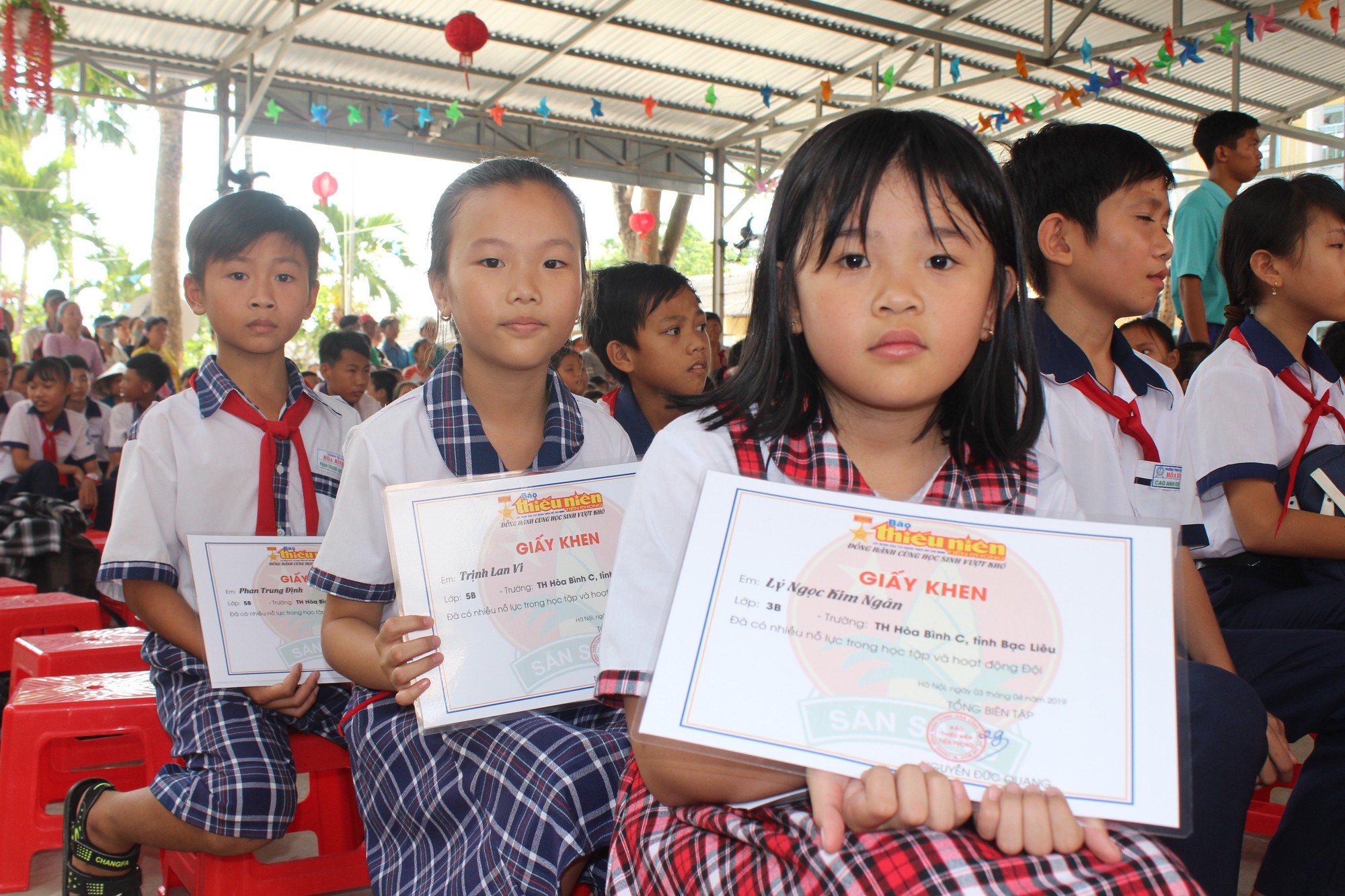 Tỉnh đoàn Bạc Liêu tặng hàng trăm phần quà cho học sinh nghèo hiếu học - Ảnh 6.