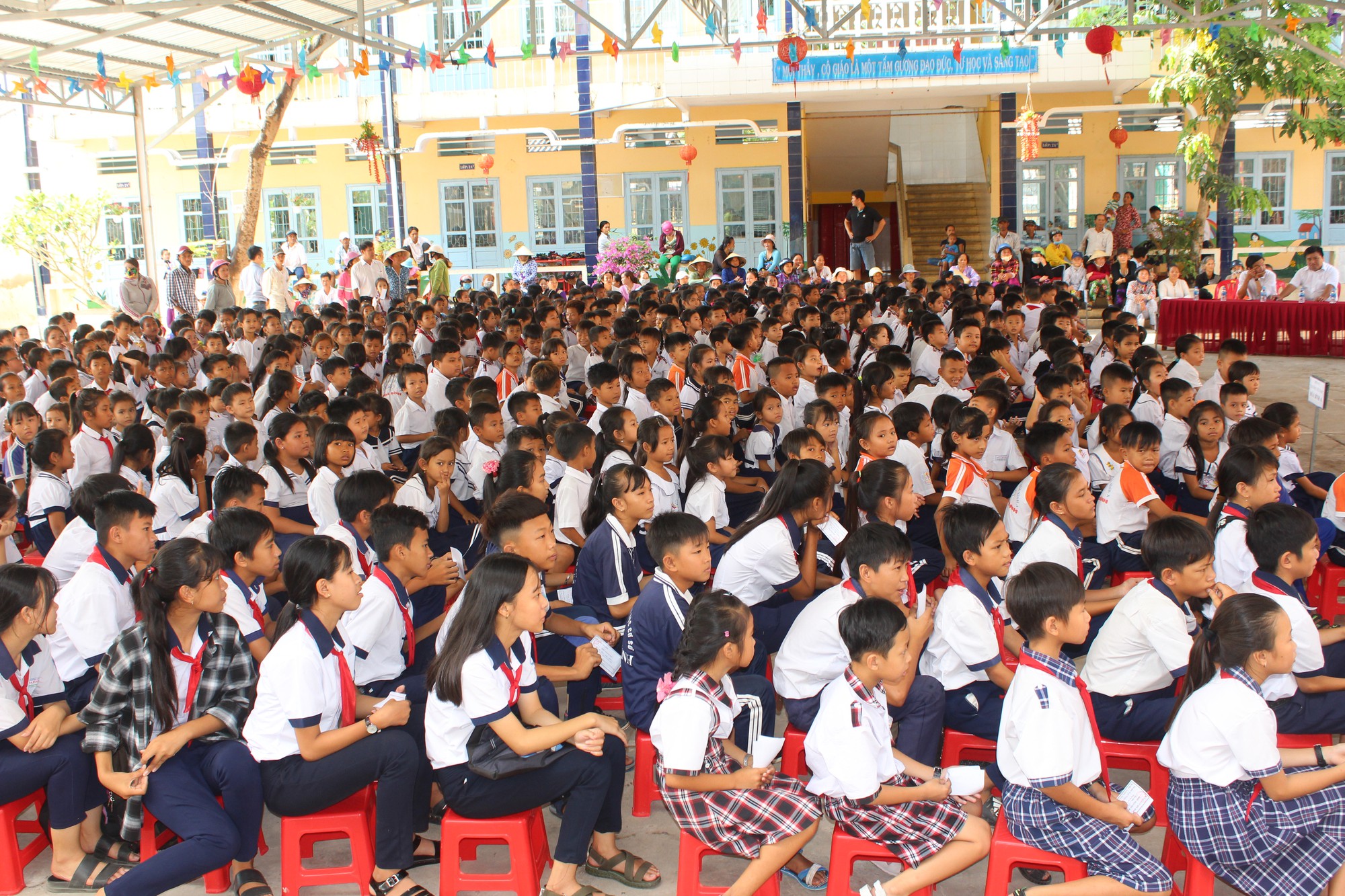 Tỉnh đoàn Bạc Liêu tặng hàng trăm phần quà cho học sinh nghèo hiếu học - Ảnh 1.