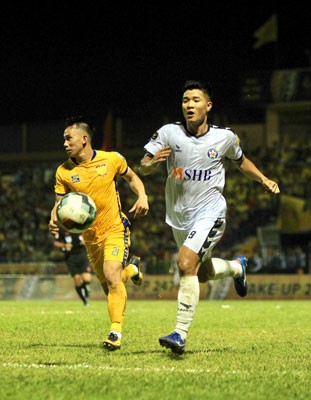 Vòng 4 V-League 2019: Hà Đức Chinh mờ nhạt, Quang Hải lập công - Ảnh 1.