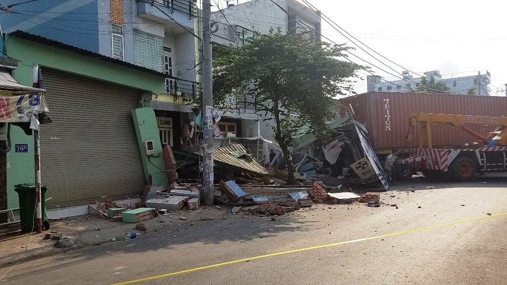 TP HCM: Cận cảnh 3 căn nhà đổ nát khi xe container lao tự do vào  - Ảnh 1.