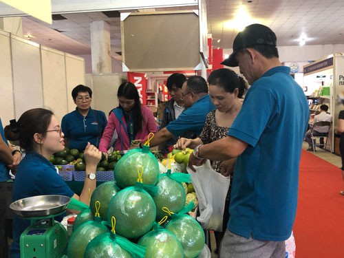 Kết nối giao thương tại hội chợ Tôn vinh hàng Việt - Ảnh 1.