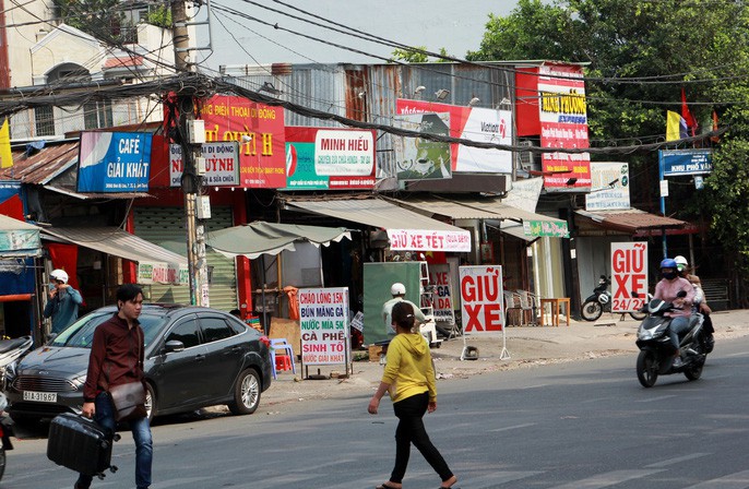 TP HCM: Lập hẳn bãi giữ ôtô tự phát trong công viên Tao Đàn và chặt chém? - Ảnh 4.