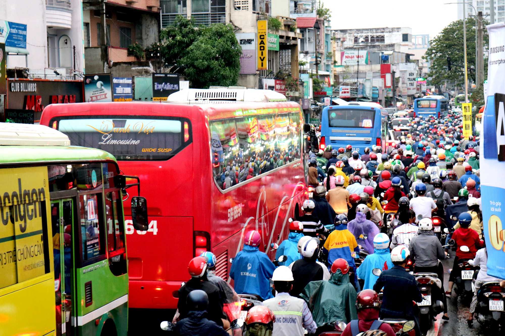 TP HCM: Hết lội nước, ngàn người tiếp tục bơ phờ bởi kẹt xe sau mưa lớn - Ảnh 3.