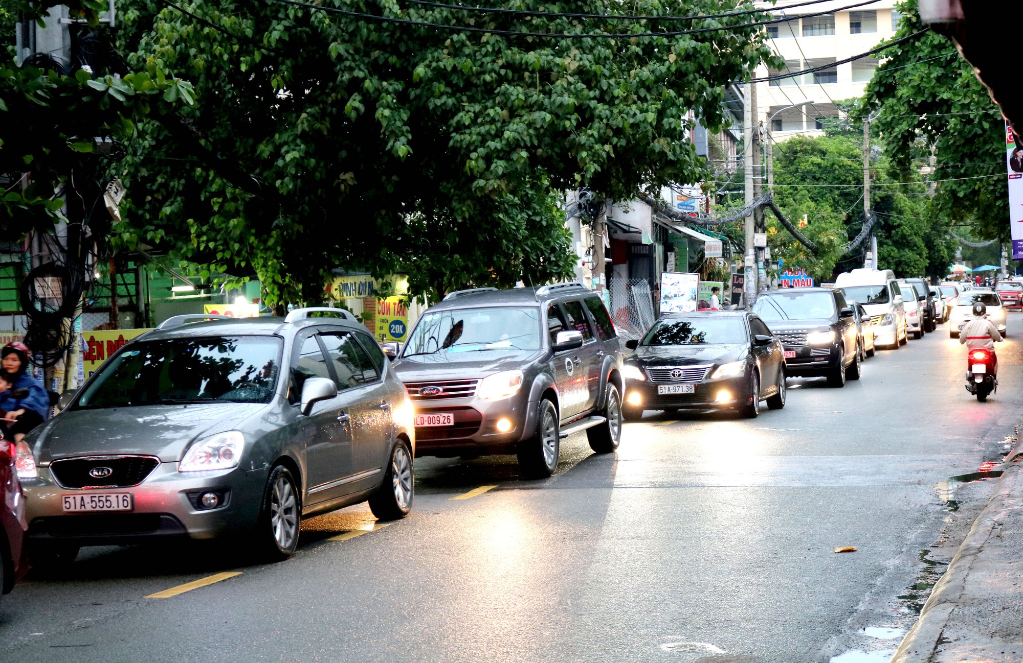 TP HCM: Hết lội nước, ngàn người tiếp tục bơ phờ bởi kẹt xe sau mưa lớn - Ảnh 6.