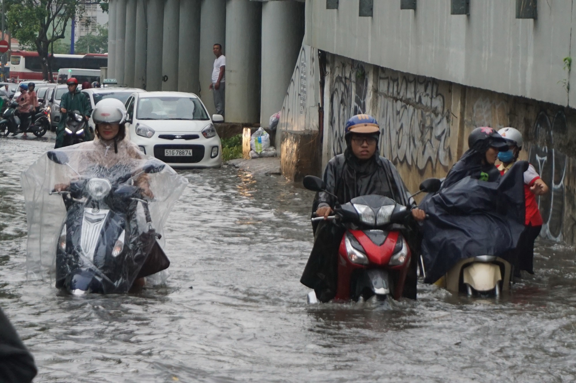 Hàng loạt tuyến đường ở TP HCM đang ngập sâu! - Ảnh 1.