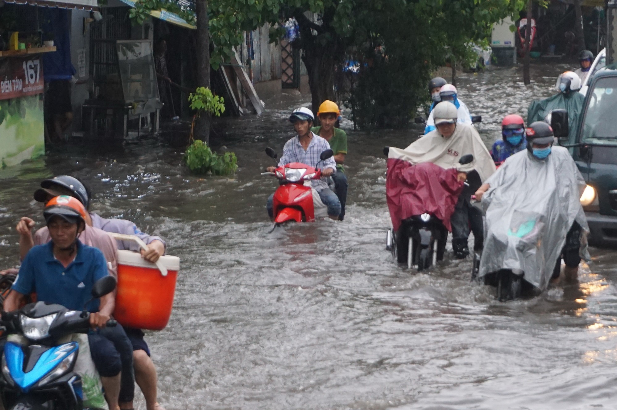 Hàng loạt tuyến đường ở TP HCM đang ngập sâu! - Ảnh 4.