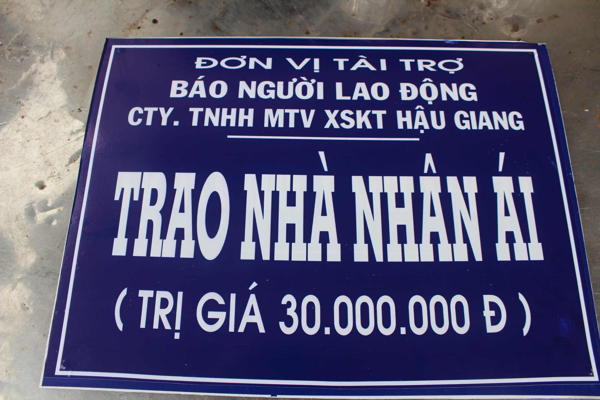 Nhói lòng bé gái rơi nước mắt khi được Báo Người Lao Động tặng nhà nhân ái - Ảnh 13.