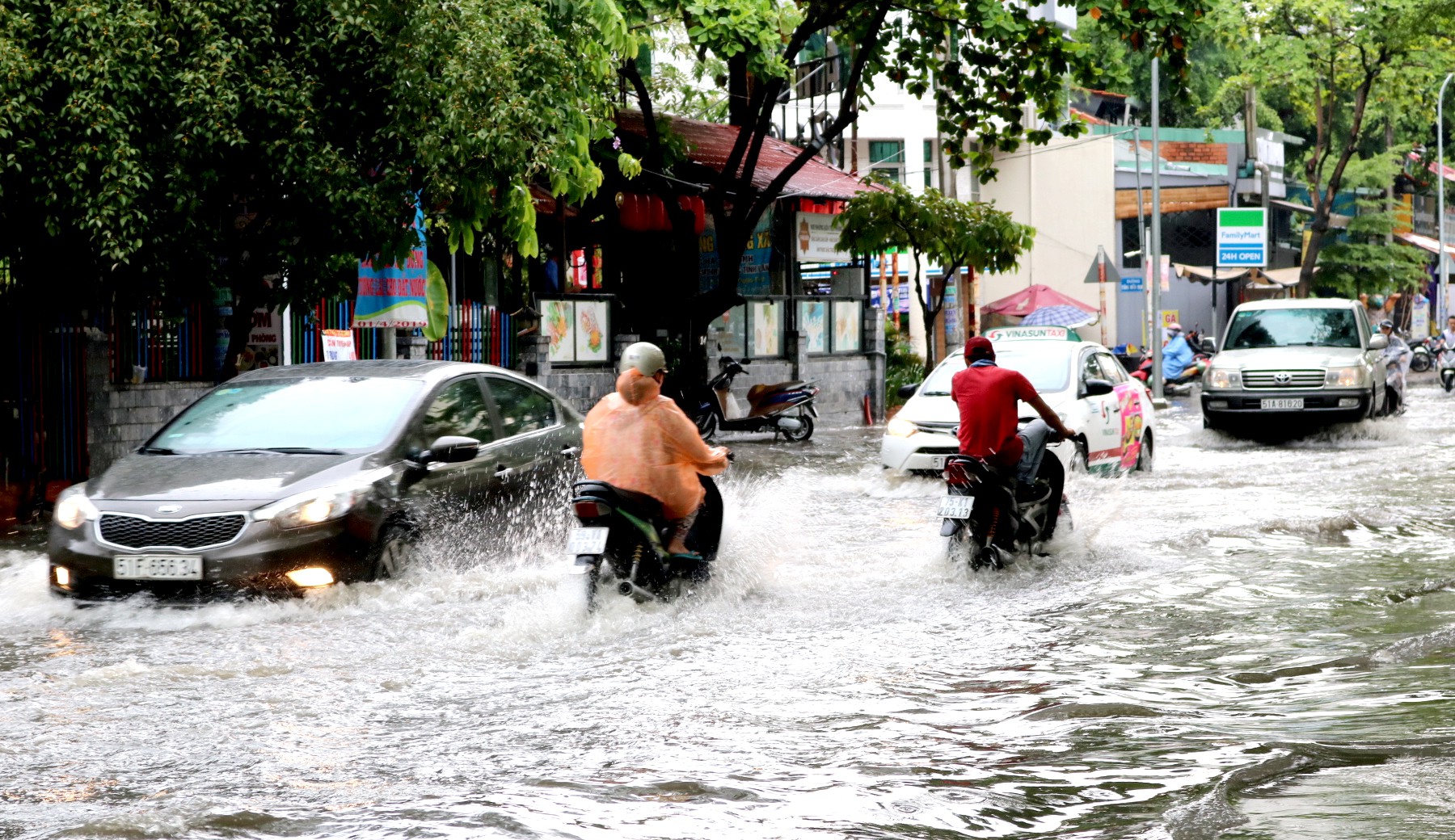 TP HCM: Mưa trắng trời trưa cuối tuần, khu nhà giàu Thảo Điền lại ngập - Ảnh 8.