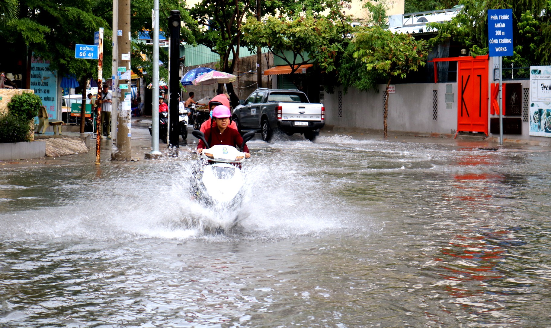 TP HCM: Mưa trắng trời trưa cuối tuần, khu nhà giàu Thảo Điền lại ngập - Ảnh 5.