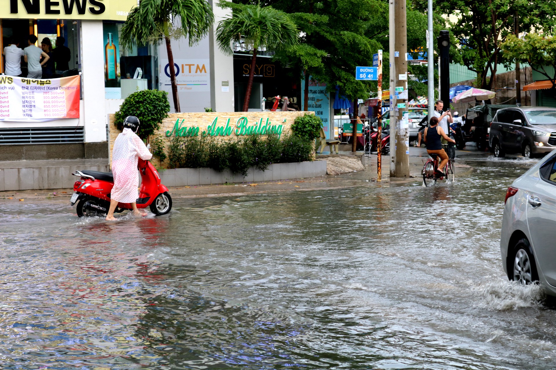 TP HCM: Mưa trắng trời trưa cuối tuần, khu nhà giàu Thảo Điền lại ngập - Ảnh 3.