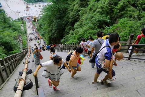 Đi cáp treo dài 7.500 m và leo 999 bậc thang để đến cổng trời - Ảnh 5.