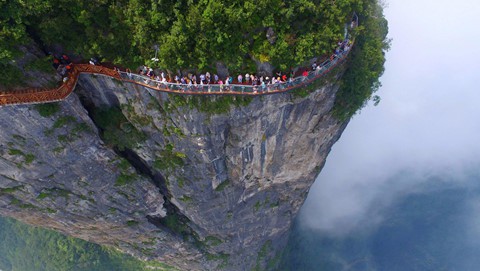 Đi cáp treo dài 7.500 m và leo 999 bậc thang để đến cổng trời - Ảnh 8.