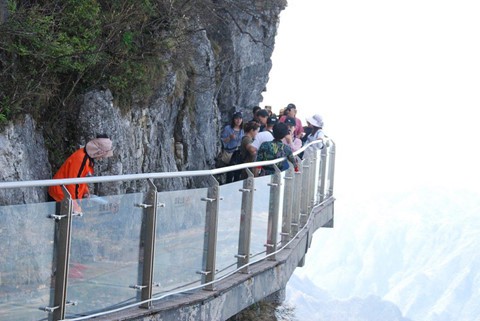 Đi cáp treo dài 7.500 m và leo 999 bậc thang để đến cổng trời - Ảnh 9.