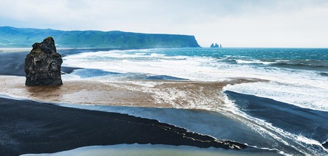 Bãi biển cát đen đẹp huyền ảo không ai được phép tắm ở Iceland - Ảnh 1.