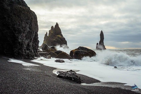 Bãi biển cát đen đẹp huyền ảo không ai được phép tắm ở Iceland - Ảnh 2.