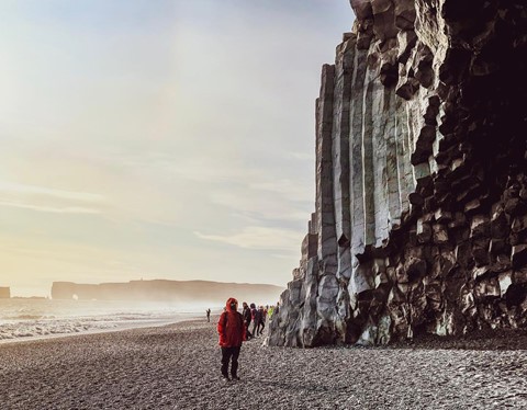 Bãi biển cát đen đẹp huyền ảo không ai được phép tắm ở Iceland - Ảnh 5.