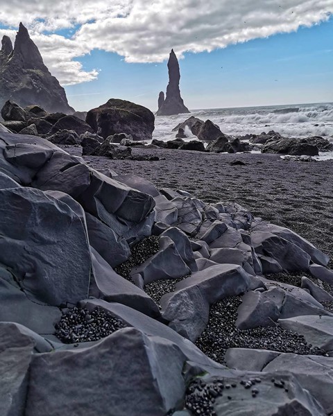 Bãi biển cát đen đẹp huyền ảo không ai được phép tắm ở Iceland - Ảnh 7.