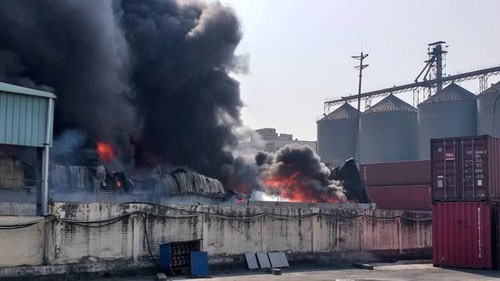 Cháy lớn, thiêu rụi hàng ngàn m2 nhà xưởng công ty sản xuất bao bì nhựa - Ảnh 2.