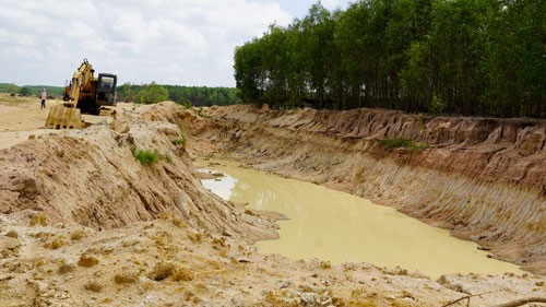 Lợi dụng nạo vét để bòn rút tài nguyên - Ảnh 1.