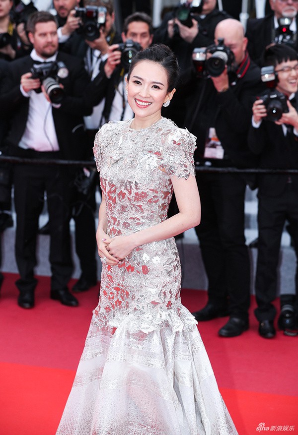 Chương Tử Di cuốn hút trên thảm đỏ Cannes 2019 - Ảnh 2.