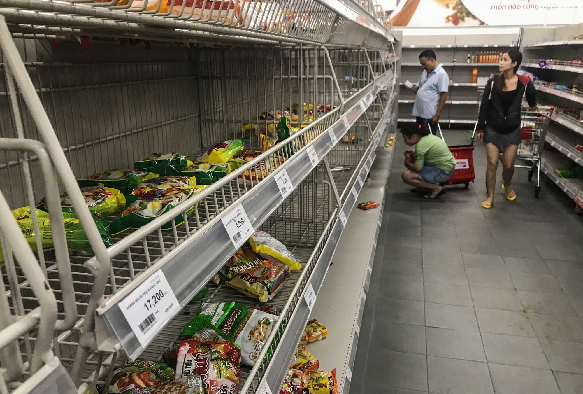 Nhân viên Auchan muốn khóc nhìn khách vừa mua, vừa ăn, vừa phá hàng hóa trong siêu thị - Ảnh 6.