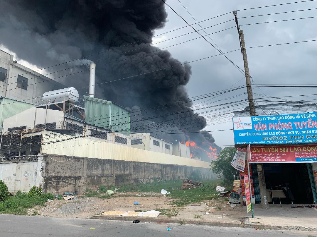 Sau 6 giờ ra sức dập lửa, đám cháy ở KCN Việt Hương cơ bản được khống chế - Ảnh 1.