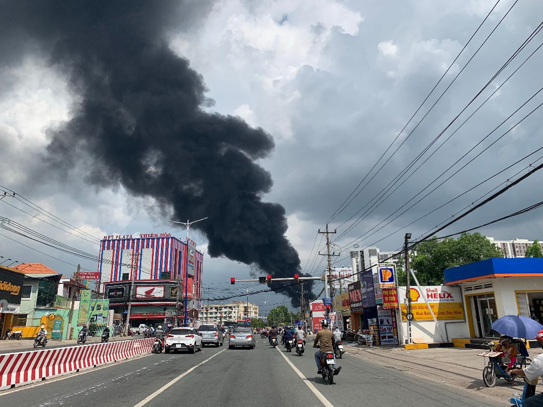 Sau 6 giờ ra sức dập lửa, đám cháy ở KCN Việt Hương cơ bản được khống chế - Ảnh 3.