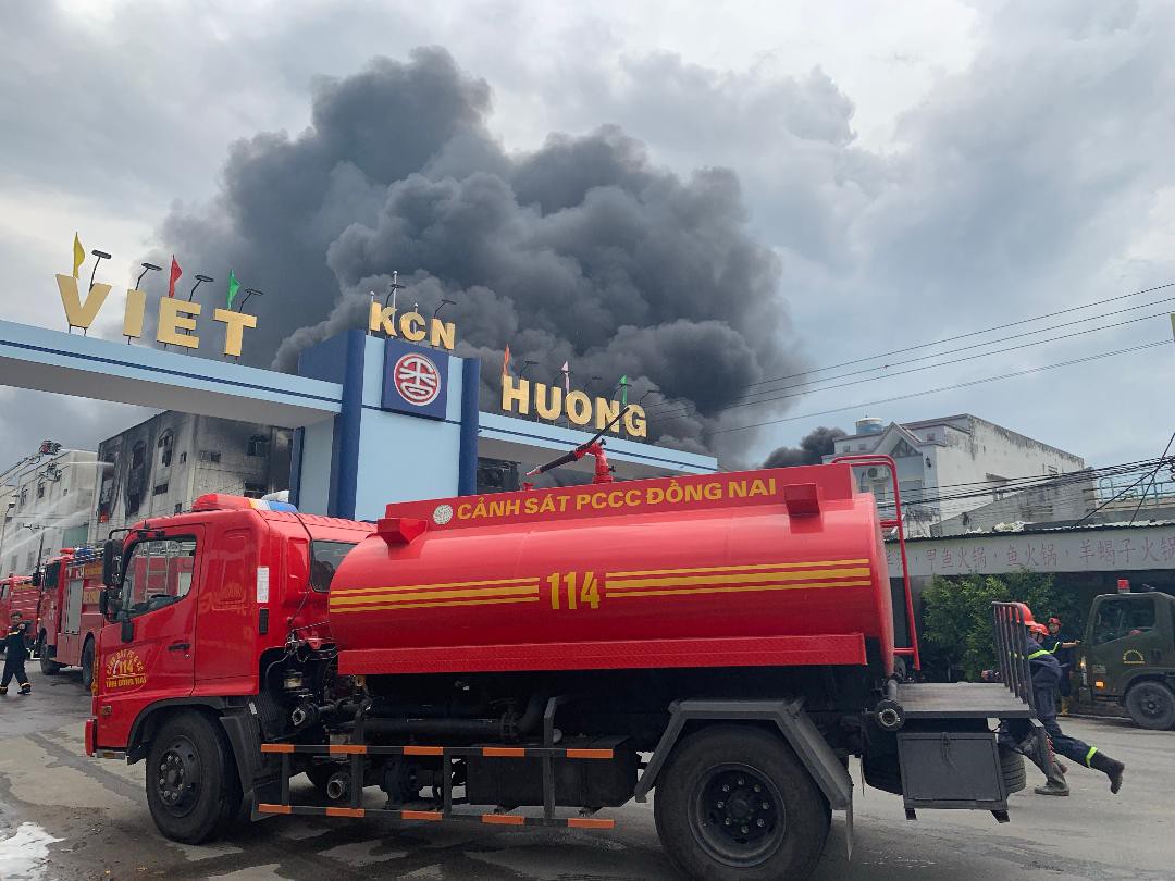 Sau 6 giờ ra sức dập lửa, đám cháy ở KCN Việt Hương cơ bản được khống chế - Ảnh 5.