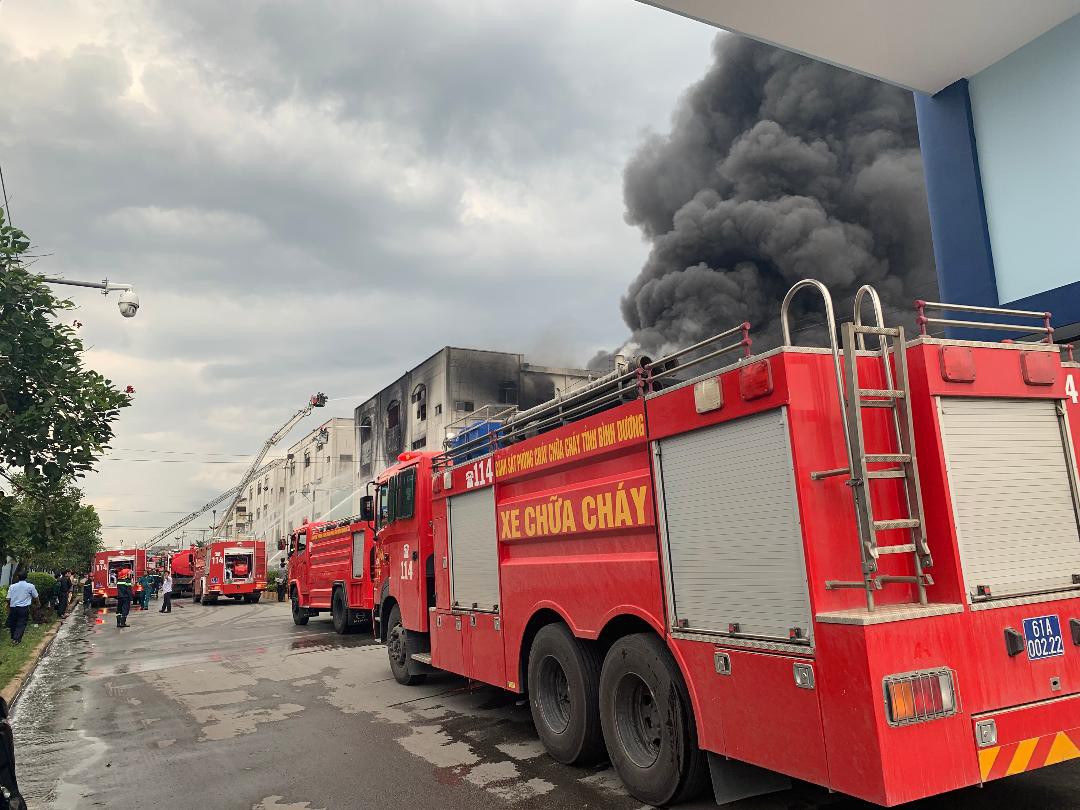 Sau 6 giờ ra sức dập lửa, đám cháy ở KCN Việt Hương cơ bản được khống chế - Ảnh 6.