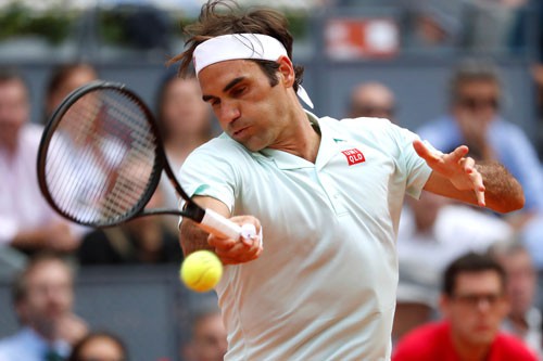 Federer đầy cảm xúc trong lần trở lại Paris - Ảnh 1.