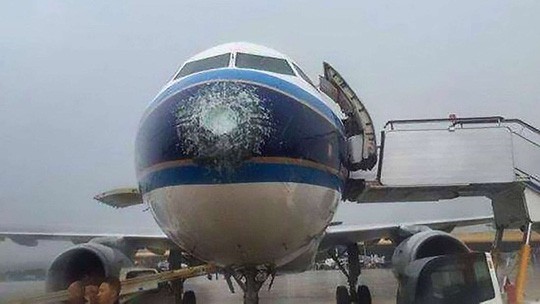 Mưa đá đập vỡ kính, máy bay Airbus hạ cánh khẩn cấp - Ảnh 1.