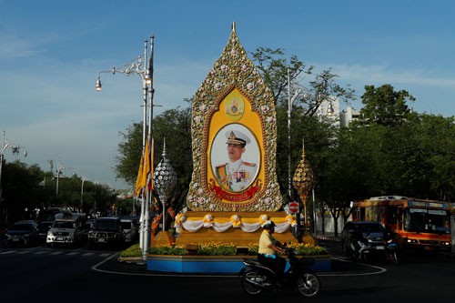 Thái Lan chờ đón lễ đăng quang của Vua Maha Vajiralongkorn - Ảnh 1.