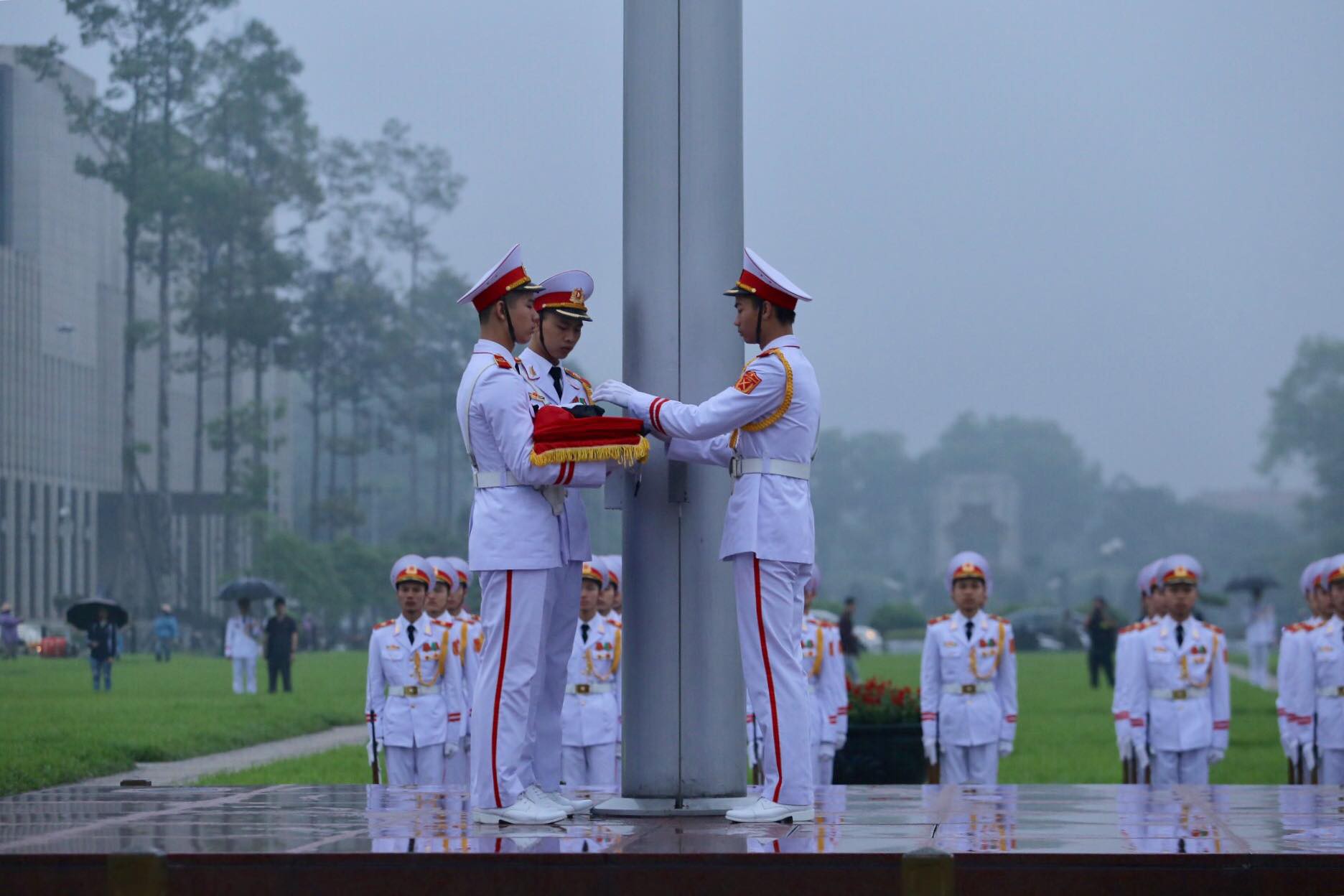 Toàn cảnh Lễ treo cờ rủ Quốc tang nguyên Chủ tịch nước Lê Đức Anh trong mưa - Ảnh 13.