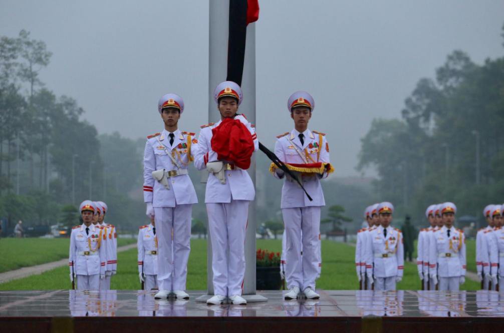 Toàn cảnh Lễ treo cờ rủ Quốc tang nguyên Chủ tịch nước Lê Đức Anh trong mưa - Ảnh 14.