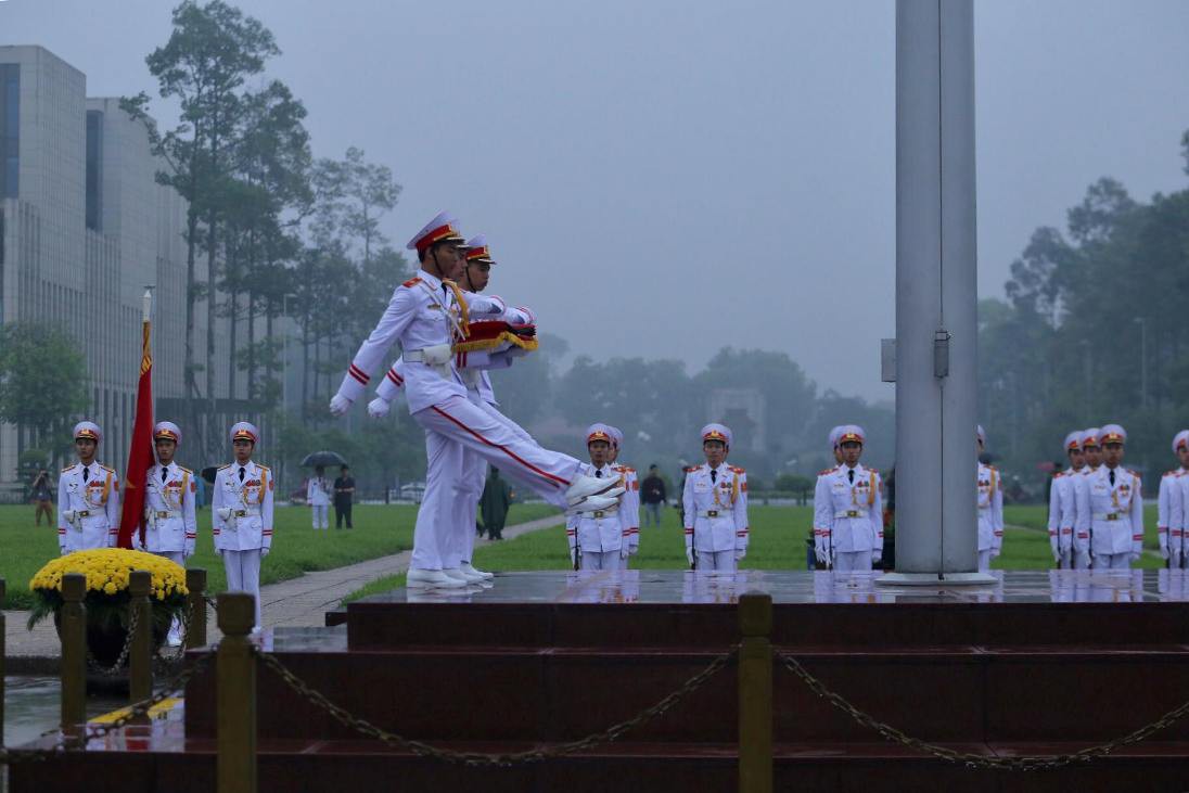 Toàn cảnh Lễ treo cờ rủ Quốc tang nguyên Chủ tịch nước Lê Đức Anh trong mưa - Ảnh 12.